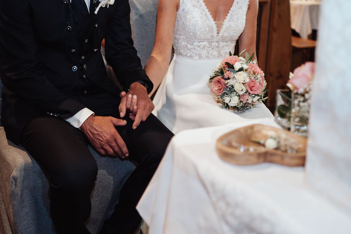 Braut und Bräutigam bei ihrer Trauung auf der Eidenberger Alm im Mühlviertel Braut und Bräutigam bei ihrer Trauung auf der Eidenberger Alm im Mühlviertel