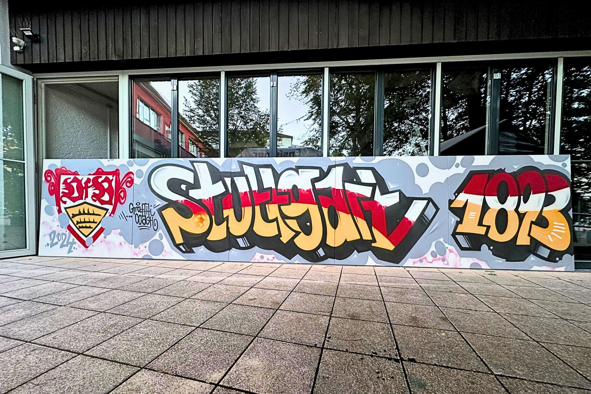 Urban-Art-Kunstwerk mit VfB Wappen, Schriftzug ‚Stuttgart‘ und der Zahl 1893
