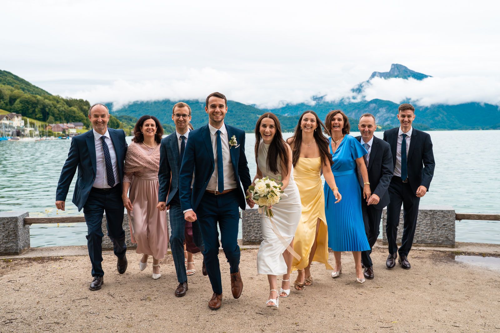 Familienfotos nach der standesamtlichen Hochzeit am Mondsee im Salzkammergut. Familienfotos nach der standesamtlichen Hochzeit am Mondsee im Salzkammergut.
