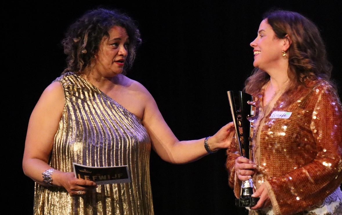 Bregje van den Hout en Lucinda Douglas tijdens Lefwijf LIVE! 2026