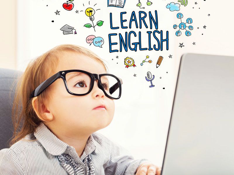 Дівчинка на фоні надпису англійська