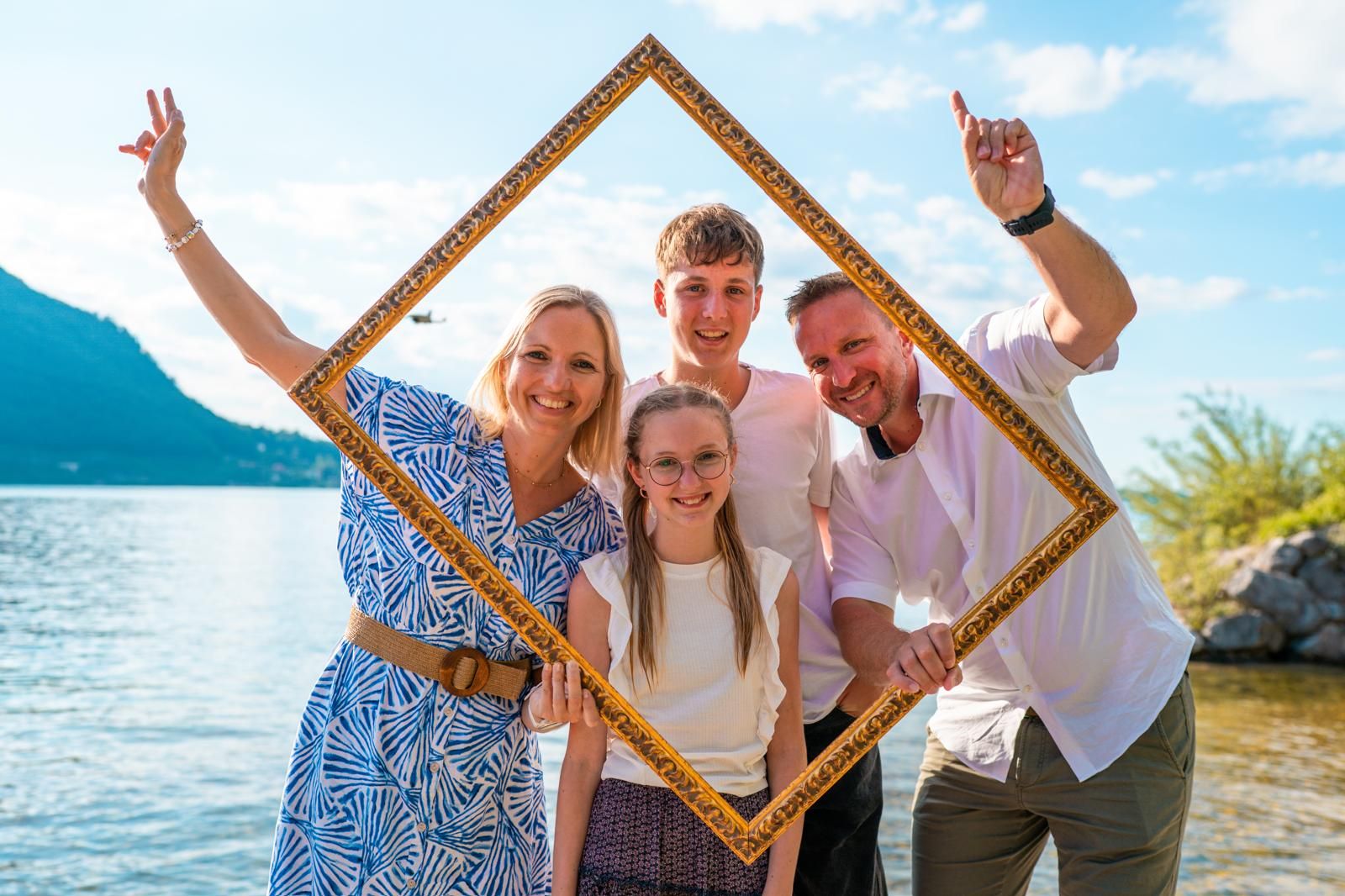familienfoto bei hochzeit am traunsee in ebensee