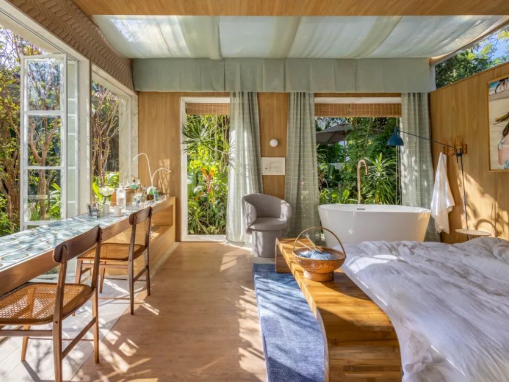 Quarto de casal claro, com grandes portas e janelas