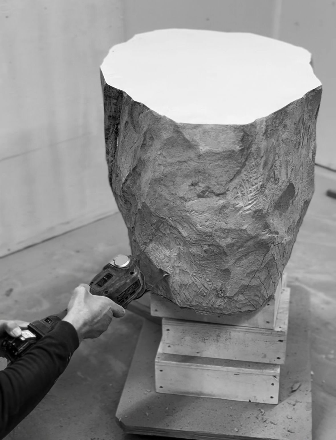 DUREE Rock Side Tableを職人が手作業で削り仕上げる制作風景 DUREE Rock Side Tableを職人が手作業で削り仕上げる制作風景