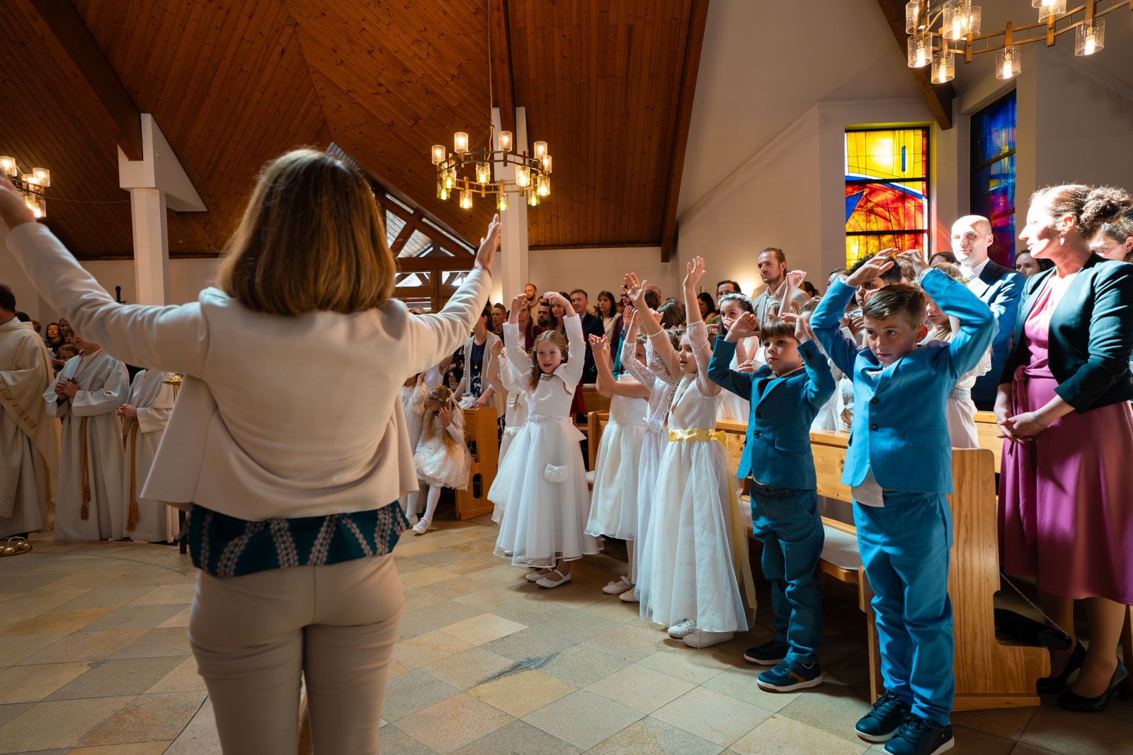 Erstkommunionskinder gestalten die Messe in der Kirche Pichling mit