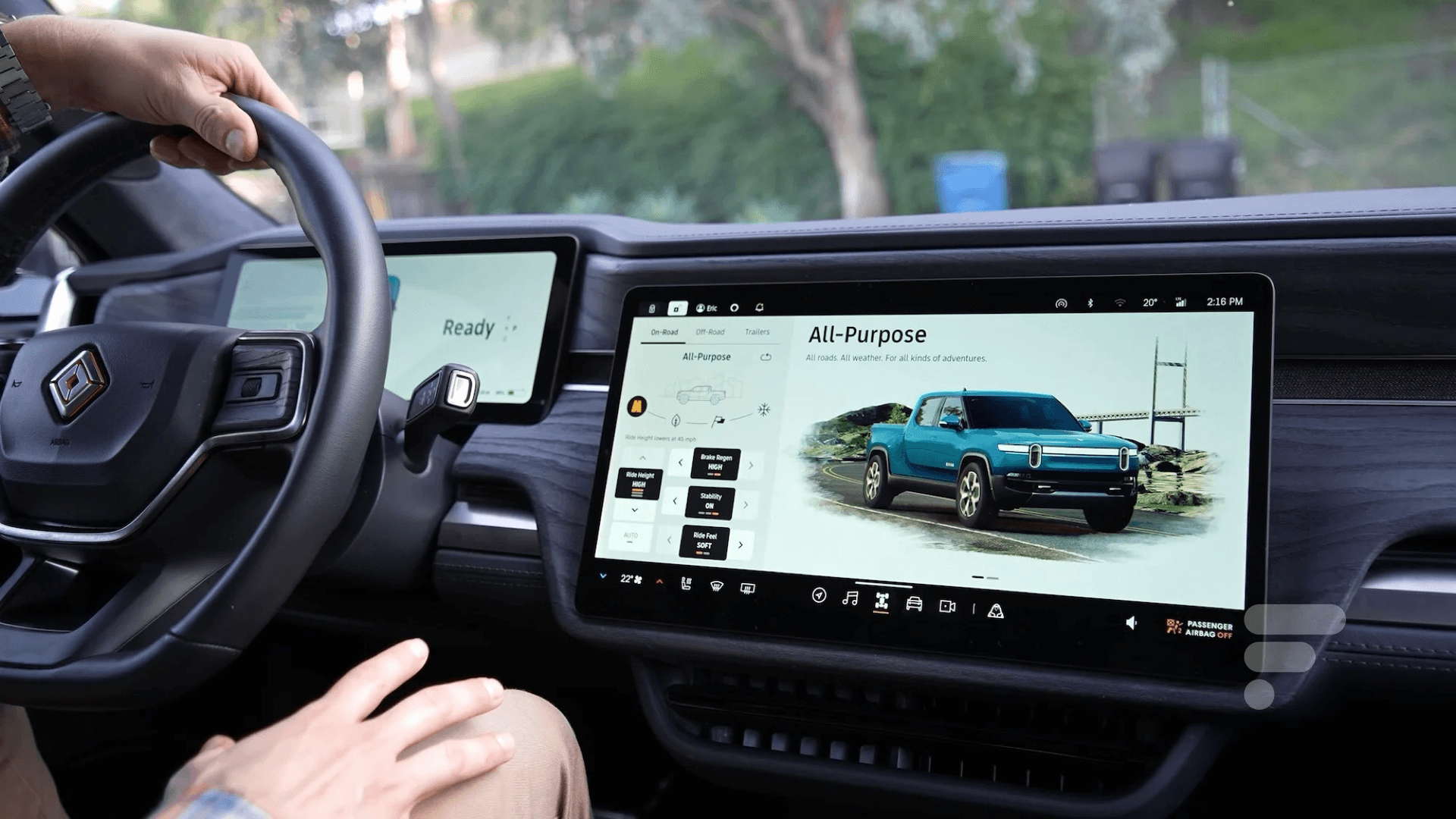 Intérieur d'une voiture moderne montrant son ordinateur numérique.