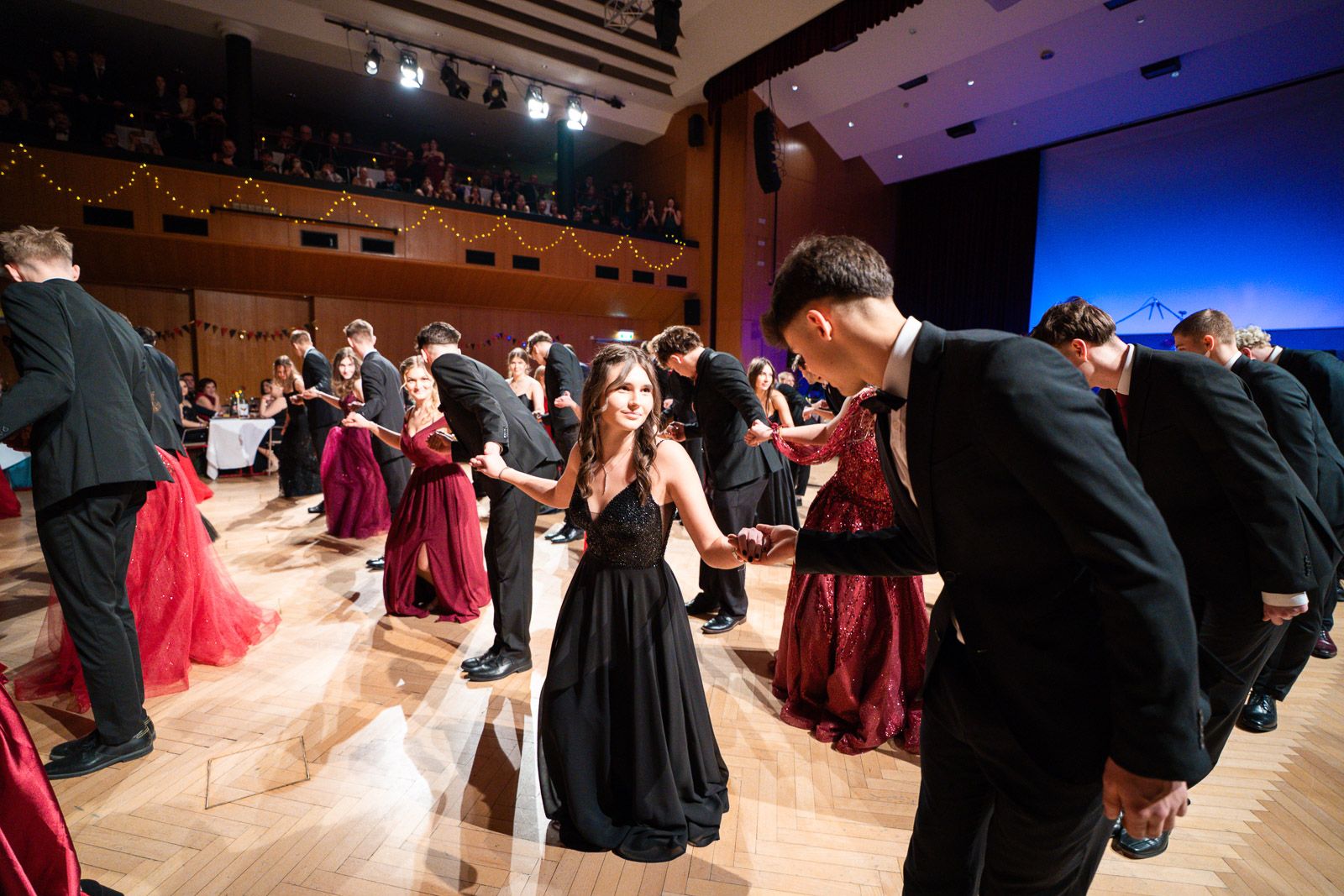 eröffnung des maturaballs der htl wels 2026 mit tanzpaaren eröffnung des maturaballs der htl wels 2026 mit tanzpaaren