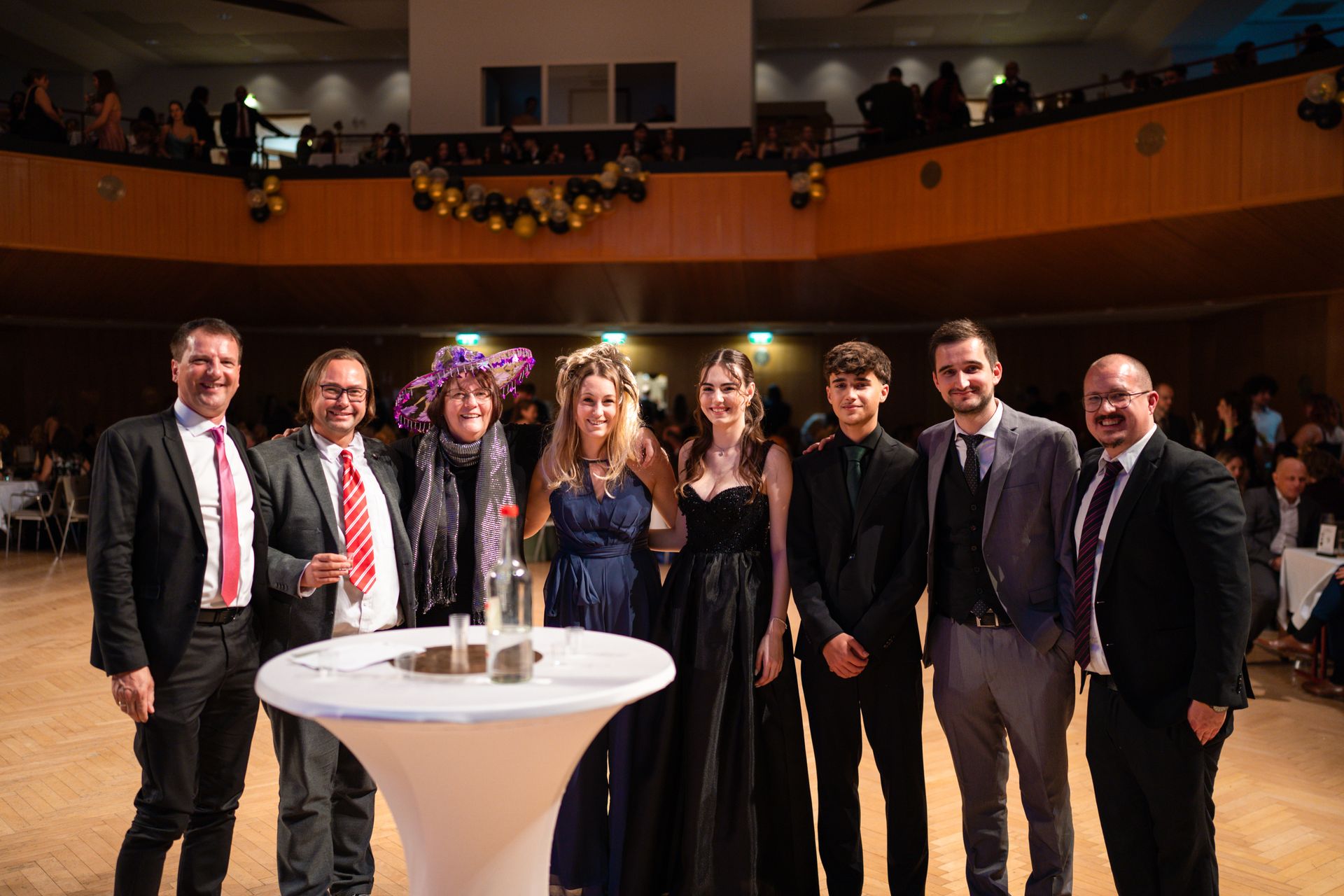 Maturaball Reportage Fotografie Oberösterreich – Lehrer und Schüler bei den Lehrerspielen auf dem Ball Maturaball Reportage Fotografie Oberösterreich – Lehrer und Schüler bei den Lehrerspielen auf dem Ball