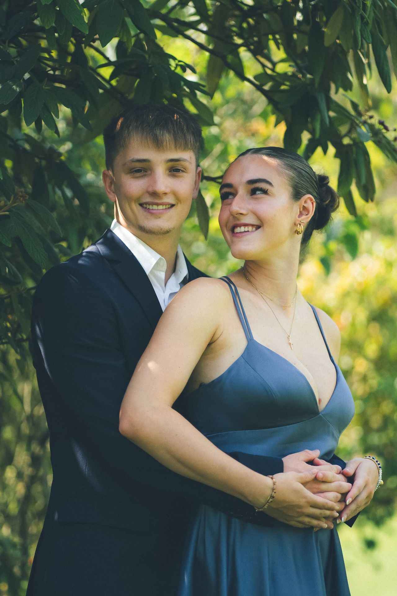 Glückliches Paar bei einem Pärchenshooting in Oberösterreich – natürliche und emotionale Paarfotografie