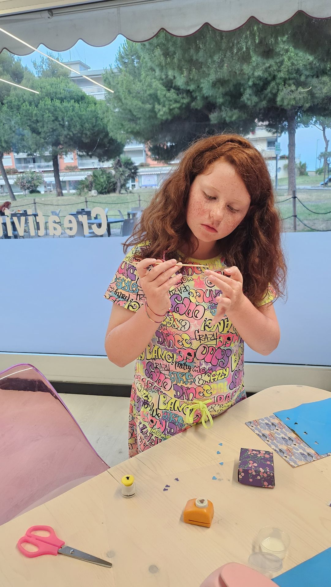 Adolescenti che creano al laboratorio esperienziale Luméi Ventimiglia