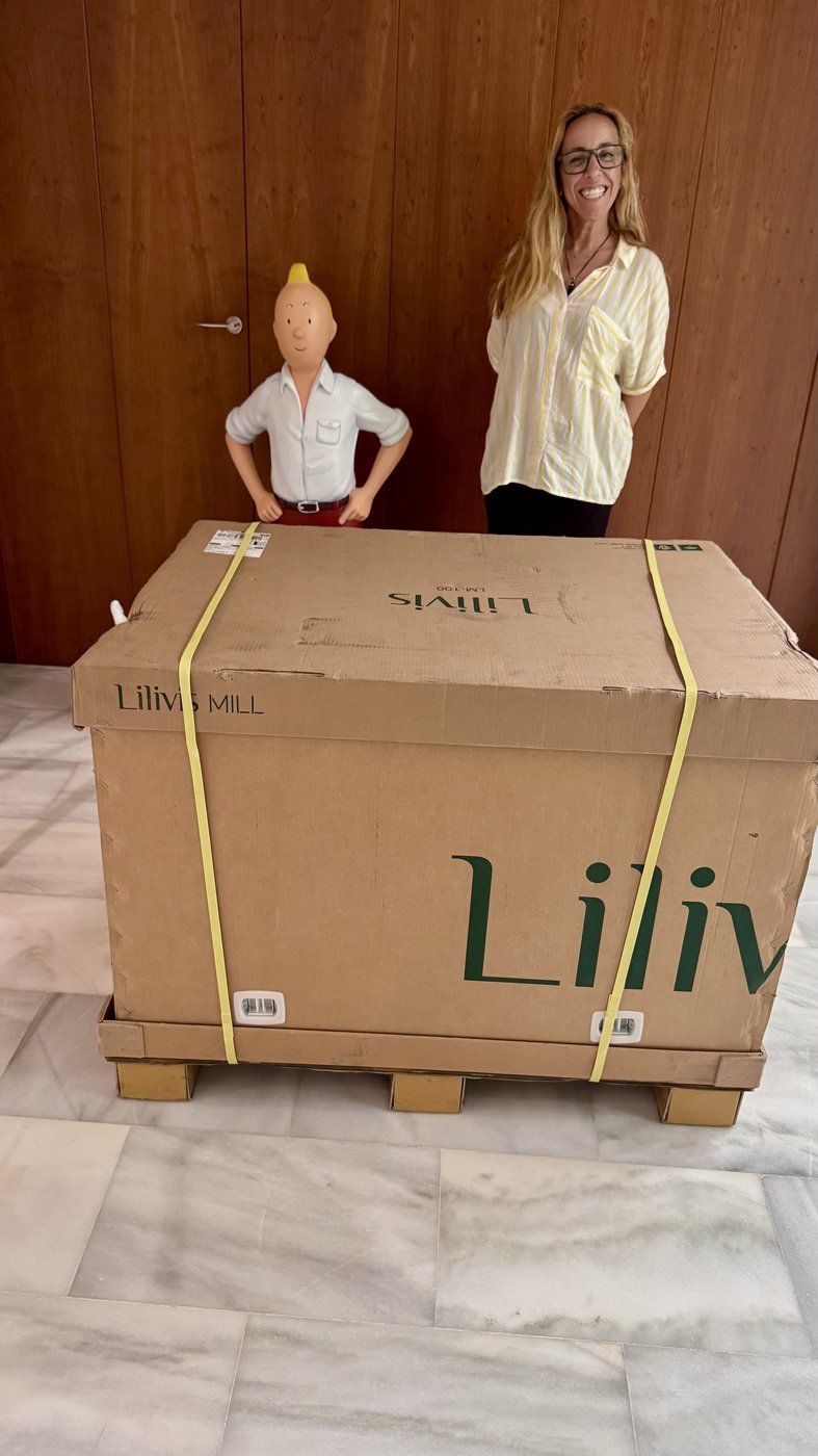 Unboxing de la fresadora Lilivis MILL LM-100 en la clínica de Ondara