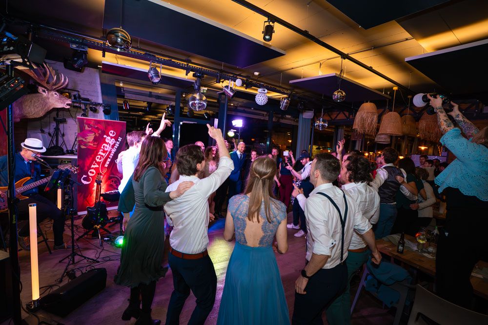Gäste lachen und feiern gemeinsam bei einer Hochzeit im Salzkammergut