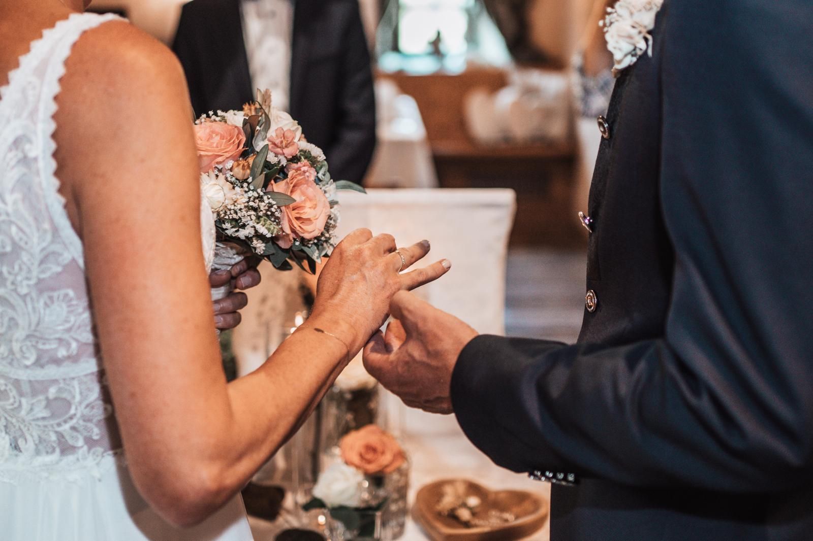 Ringtausch während der Trauung bei der Hochzeit auf der Eidenberger Alm Ringtausch während der Trauung bei der Hochzeit auf der Eidenberger Alm