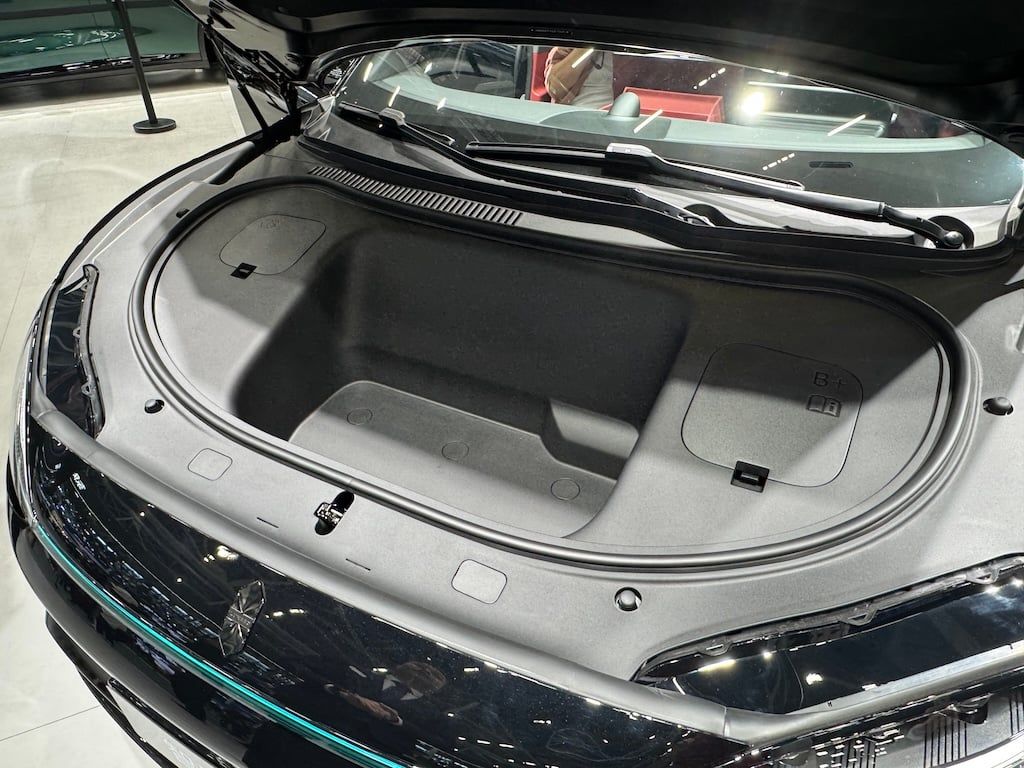 Coffre avant du Luxeed R7