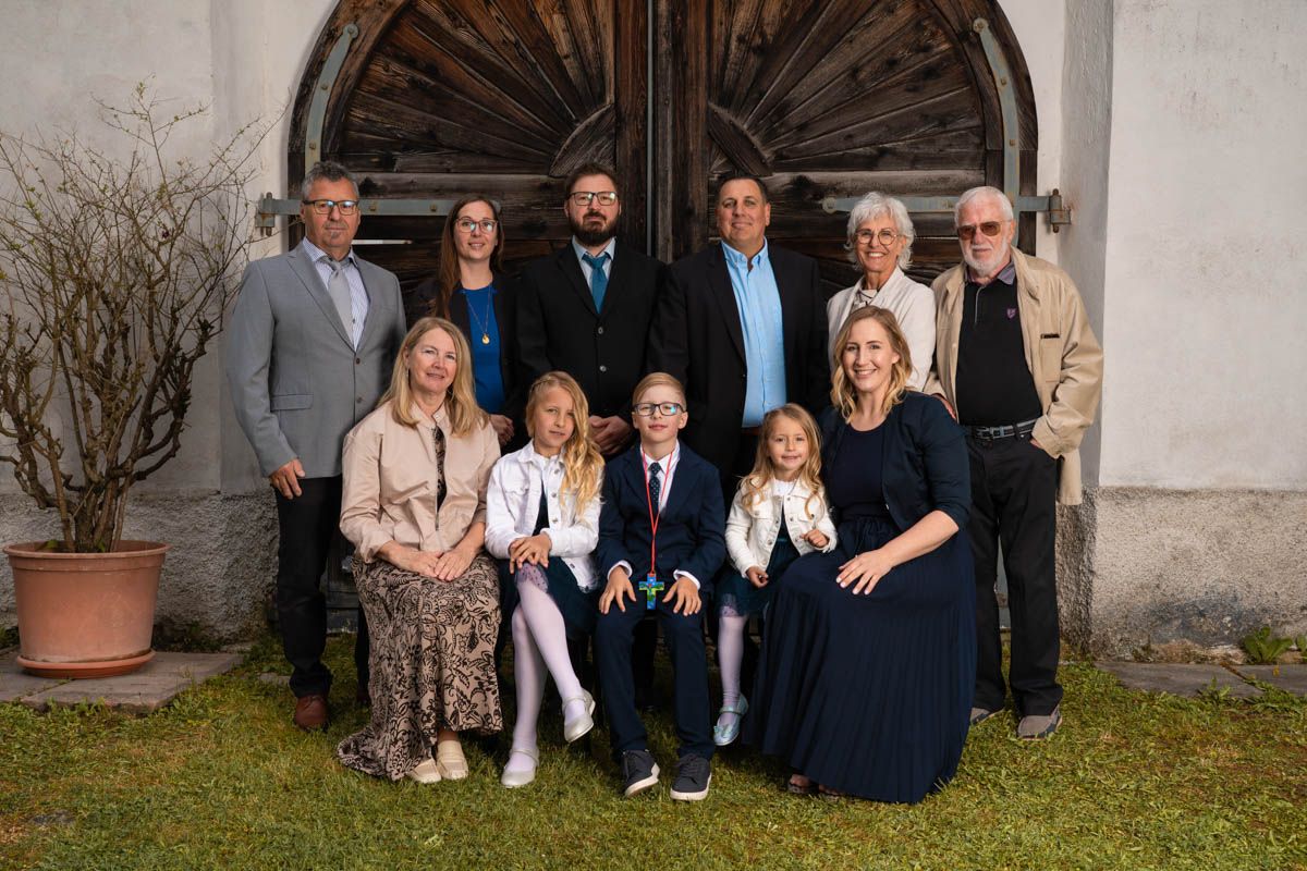 Familienfoto bei der Erstkommunion vor der Kirche in Scheibbs