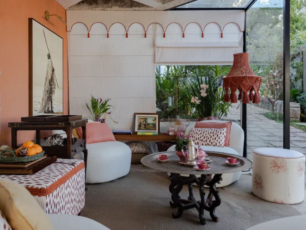 Varanda com poltronas e decoração tematica