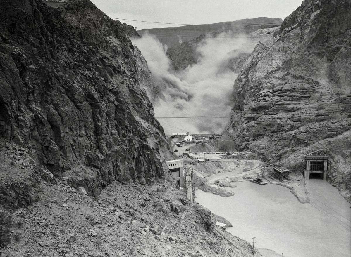 Photo en noir et blanc de la construction du barrage Hoover à Las Vegas. Photo en noir et blanc de la construction du barrage Hoover à Las Vegas.