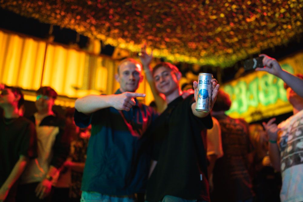 junge leute trinken bluebomb water event linz