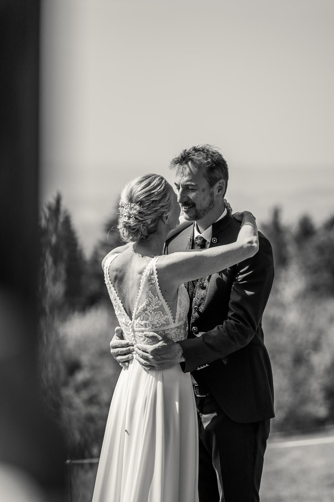 Braut und Bräutigam beim Brautpaarshooting auf der Eidenberger Alm im Mühlviertel Braut und Bräutigam beim Brautpaarshooting auf der Eidenberger Alm im Mühlviertel