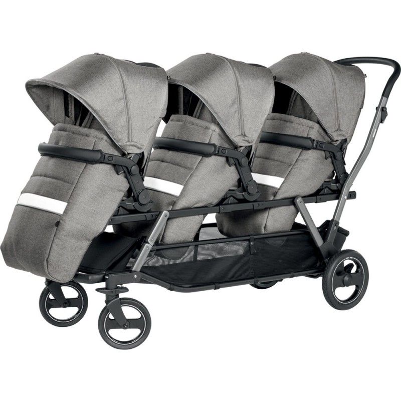 Poussette trois places avec tissu gris, châssis noir et grandes roues. Chaque siège est doté d'une capote réglable, disposée sur une seule rangée, pour accueillir trois enfants. Poussette trois places avec tissu gris, châssis noir et grandes roues. Chaque siège est doté d'une capote réglable, disposée sur une seule rangée, pour accueillir trois enfants.