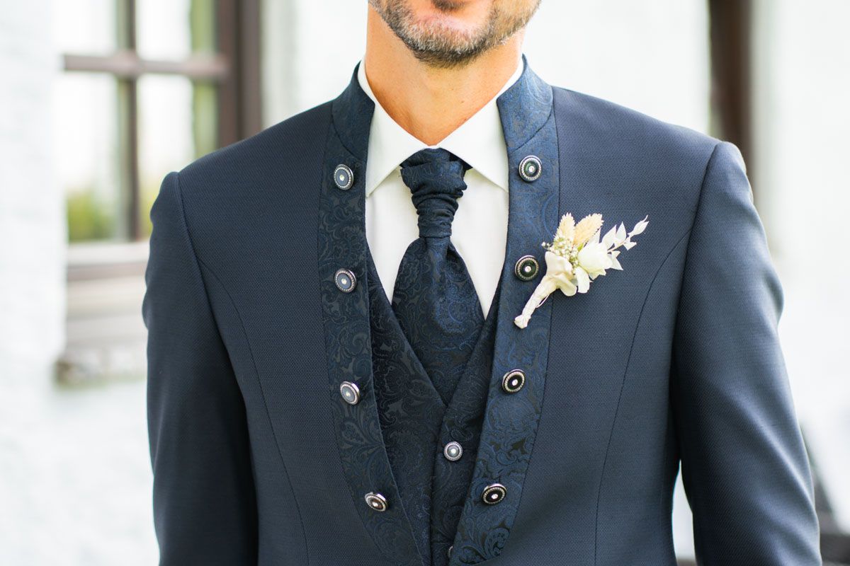 Detailaufnahme des Hochzeitsanzugs eines Bräutigams mit Ansteckblume bei einer Hochzeit in Oberösterreich Detailaufnahme des Hochzeitsanzugs eines Bräutigams mit Ansteckblume bei einer Hochzeit in Oberösterreich
