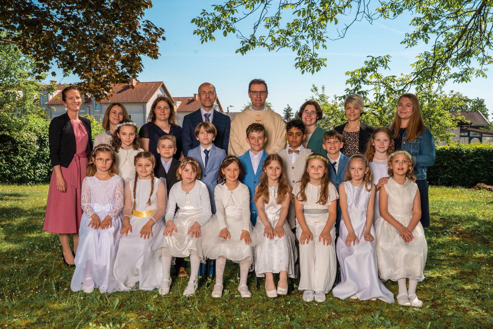 Gruppenfoto der Erstkommunionskinder in Pichling Linz 2026
