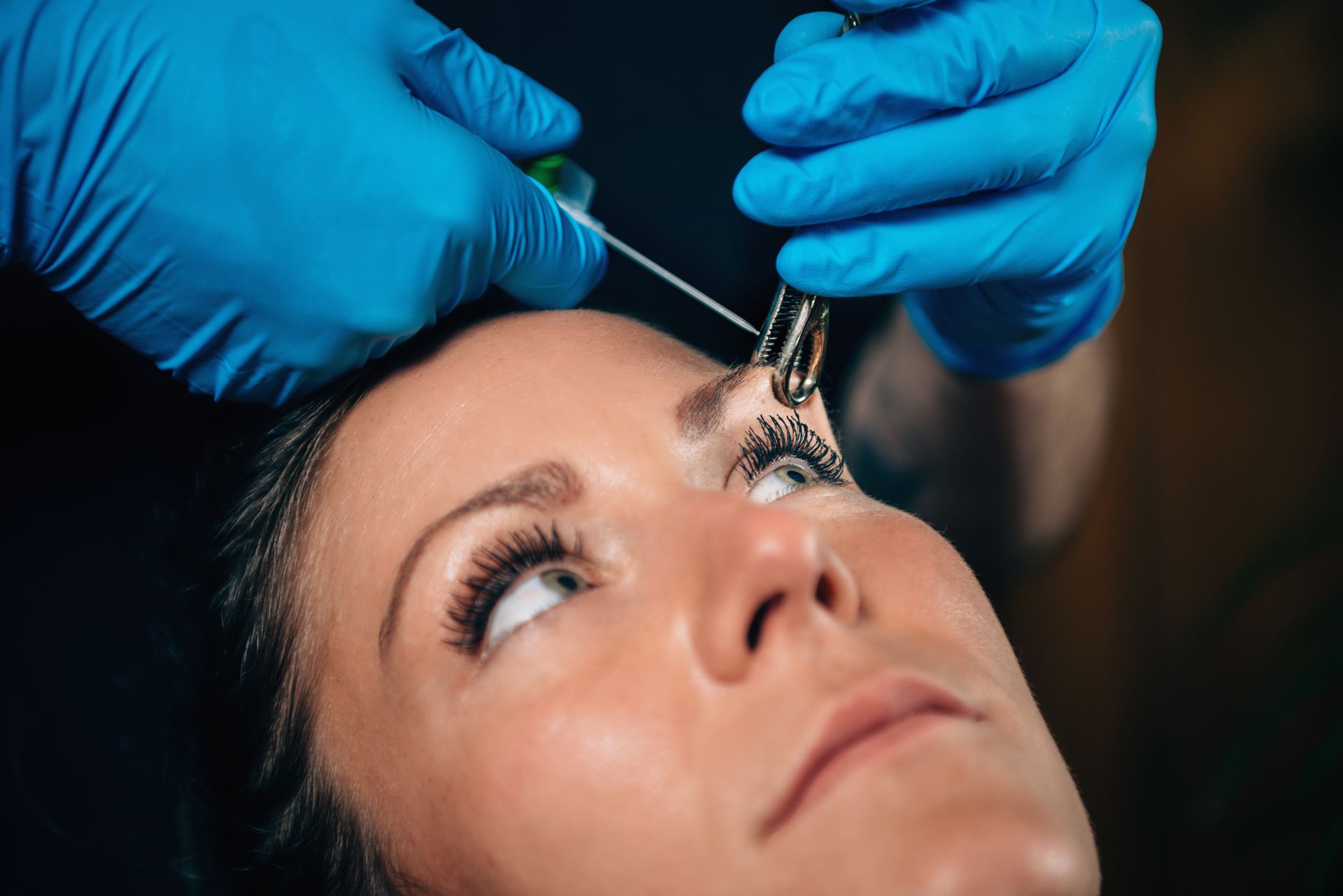 Foto de una Mujer recostada mientras la revisan para realizarle un brow lift endoscópico en PARS