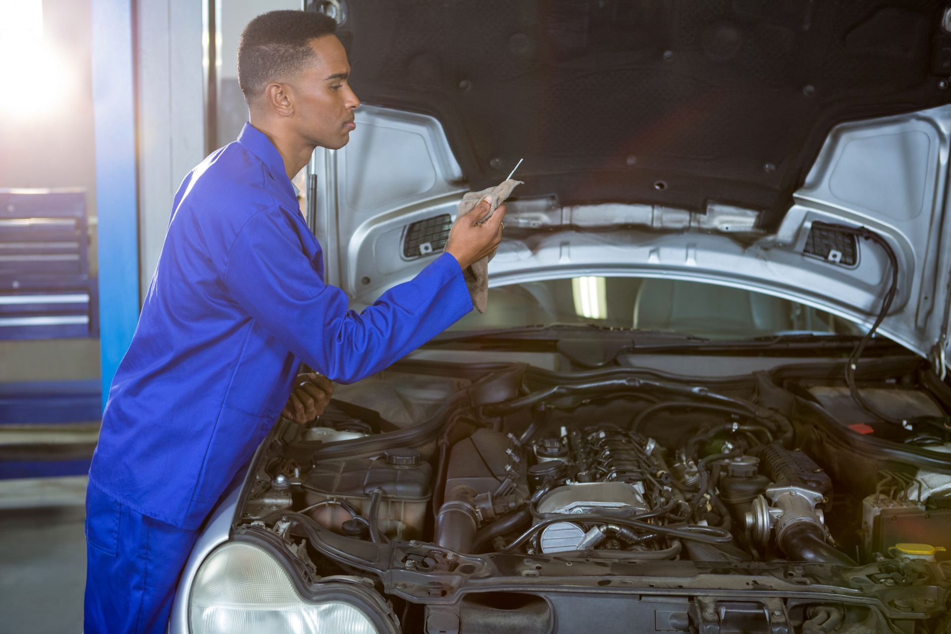 Mécanicien vérifiant le niveau d'huile d'une voiture. Mécanicien vérifiant le niveau d'huile d'une voiture.