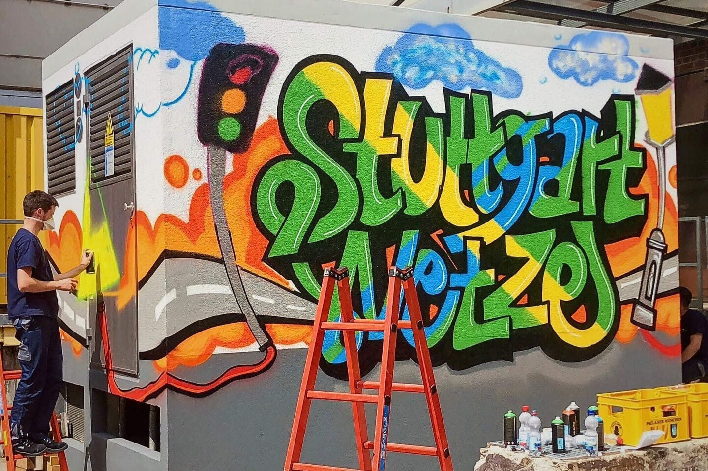 Teilnehmer sprüht Stromkasten des Azubi-Graffiti beim Workshop in Stuttgart