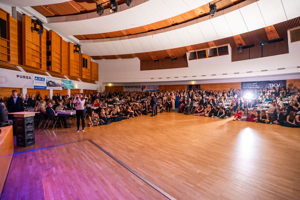 Publikum sitzt und beobachtet Maturaball in Linz mit festlicher Atmosphäre