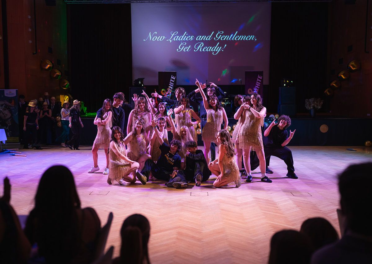 Showeinlage der Schülerinnen und Schüler beim Maturaball des Schauergymnasiums in der Stadthalle Wels