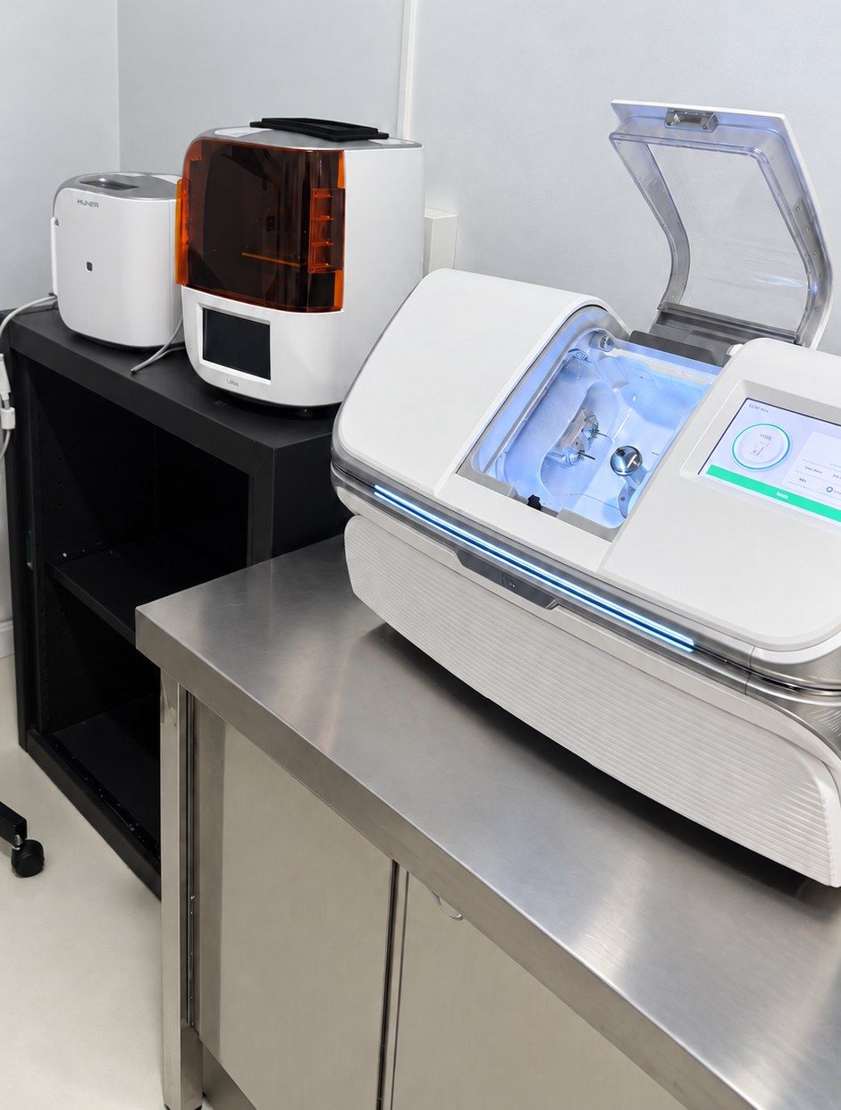 Fresadora LM-100, impresora 3D LP-100 y unidad de curado Lilivis instaladas en clínica de Alcoy