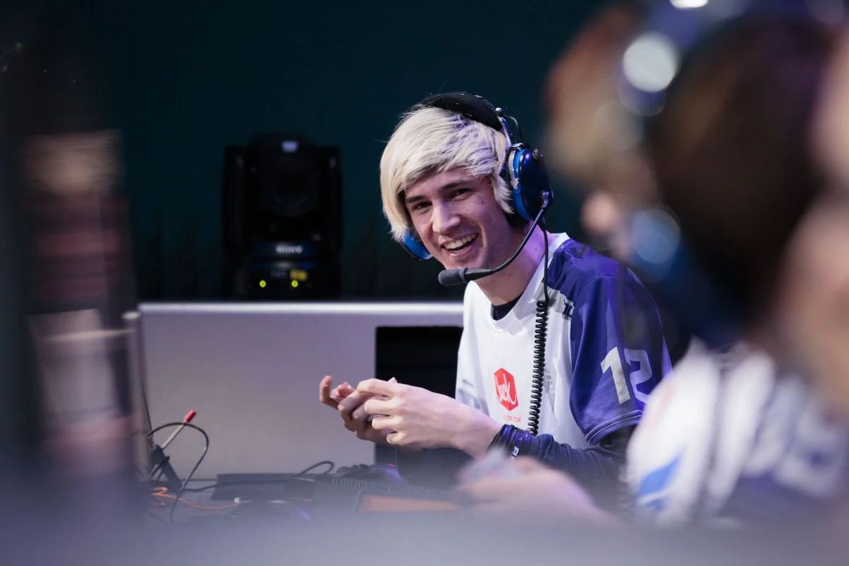 Xqc qui a le sourire dans une particpication de lan Overwatch Xqc qui a le sourire dans une particpication de lan Overwatch