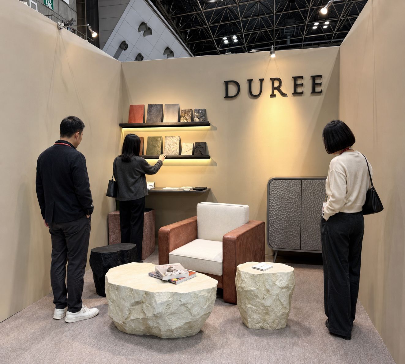 Interior Lifestyle Tokyo 2025のDUREEブースを訪れる来場者 Interior Lifestyle Tokyo 2025のDUREEブースを訪れる来場者