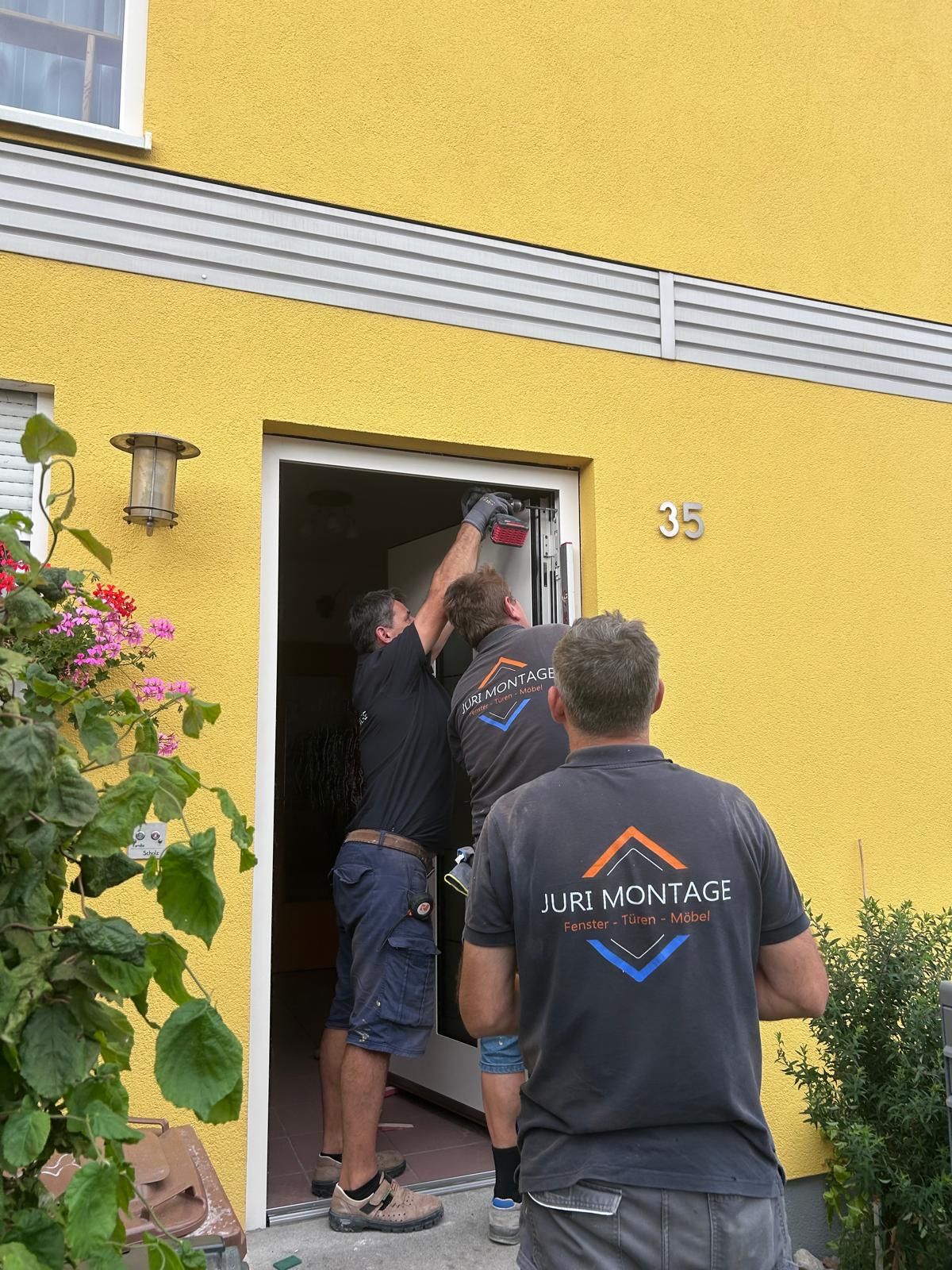 Montage einer modernen Haustür bei einem Einfamilienhaus in Oberösterreich. Fachgerechter Einbau des Türrahmens durch Juri Montage Monteure während eines Haustürtausches inklusive Ausrichtung und Befestigung. Montage einer modernen Haustür bei einem Einfamilienhaus in Oberösterreich. Fachgerechter Einbau des Türrahmens durch Juri Montage Monteure während eines Haustürtausches inklusive Ausrichtung und Befestigung.