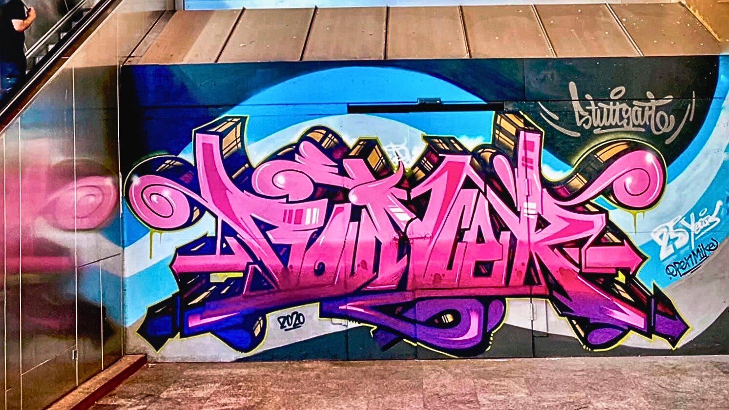 Graffiti Coach BOUNCER Piece im NY-Semi-Style bei der Secret Walls Gallery Stuttgart Graffiti Coach BOUNCER Piece im NY-Semi-Style bei der Secret Walls Gallery Stuttgart