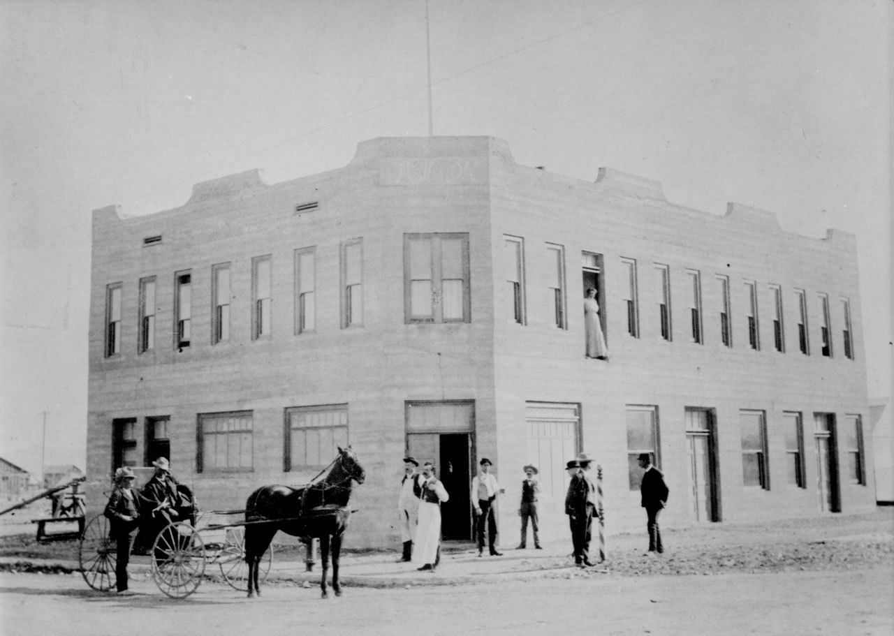 Image d'une calèche à chevaux ancienne stationnée devant le premier casino de Las Vegas, le Golden Gate. Image d'une calèche à chevaux ancienne stationnée devant le premier casino de Las Vegas, le Golden Gate.