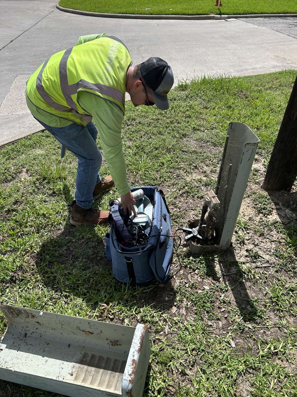 Underground wire locator tracing an electrical circuit Underground wire locator tracing an electrical circuit