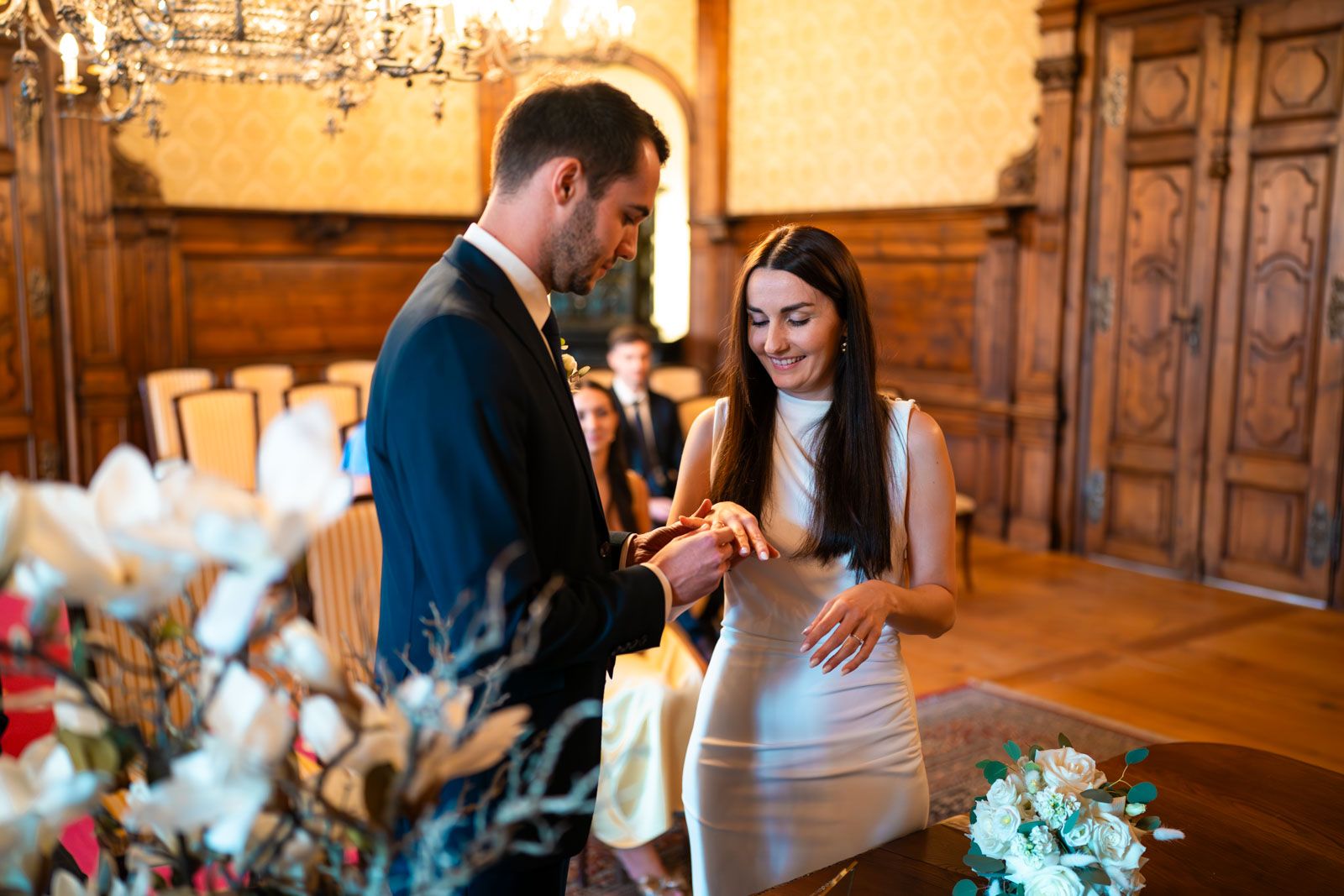 Braut und Bräutigam während ihrer standesamtlichen Hochzeit im Schloss Mondsee in Oberösterreich Braut und Bräutigam während ihrer standesamtlichen Hochzeit im Schloss Mondsee in Oberösterreich