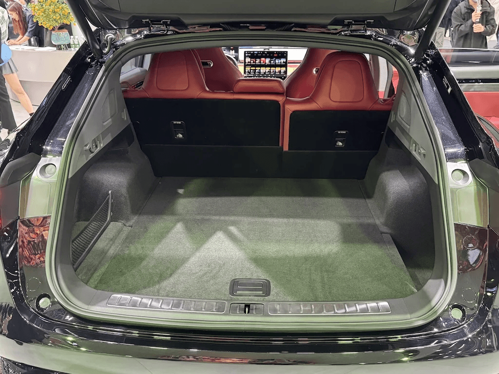 Coffre arrière du Luxeed R7