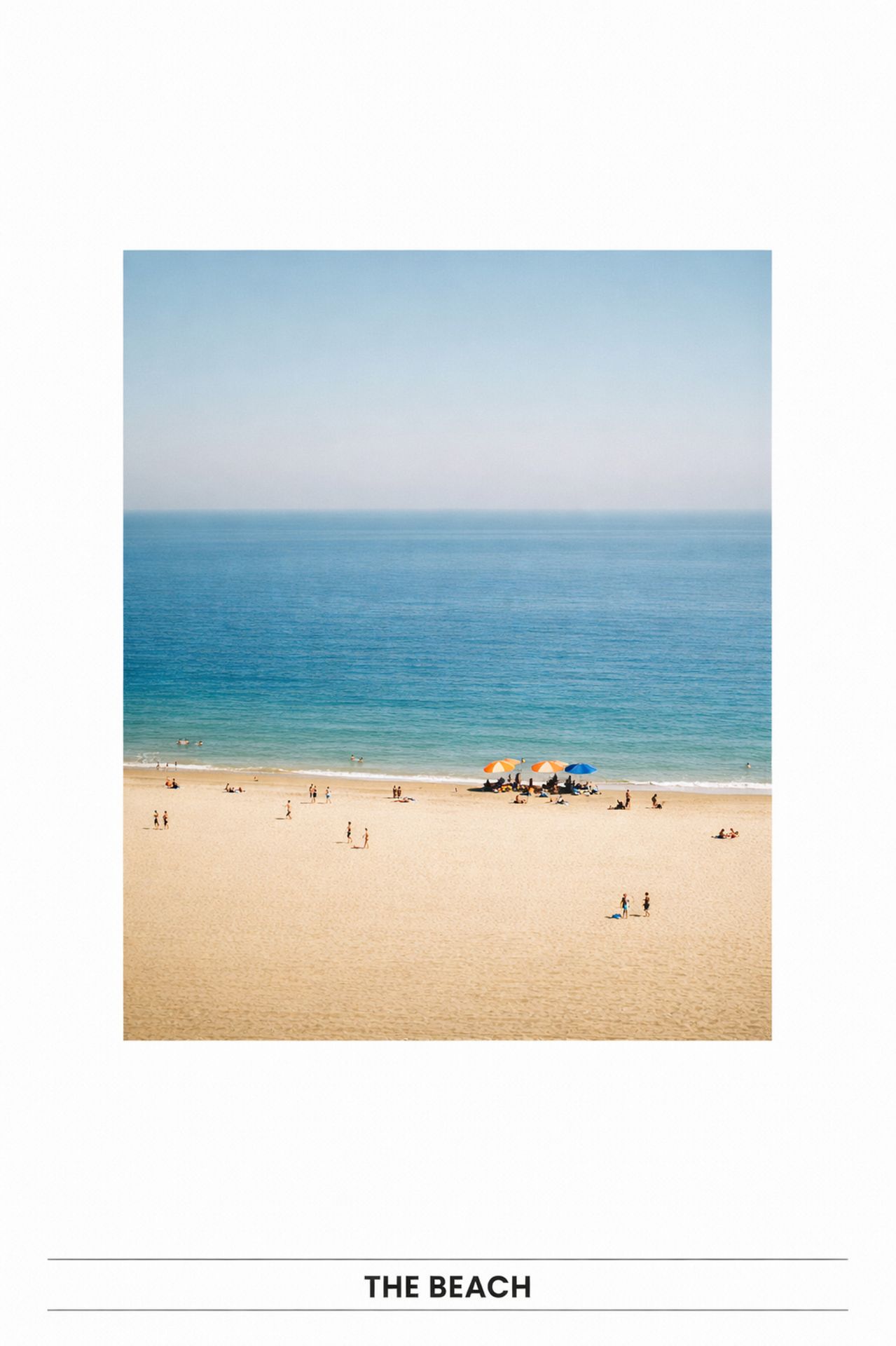 photographie minimaliste plage vue large, horizon mer, figures humaines dispersées photographie minimaliste plage vue large, horizon mer, figures humaines dispersées