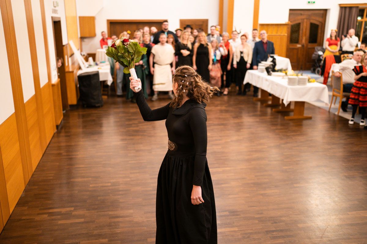 Brautstraußwurf bei einer Halloween Mottohochzeit im Landhotel Schicklberg in Oberösterreich Brautstraußwurf bei einer Halloween Mottohochzeit im Landhotel Schicklberg in Oberösterreich