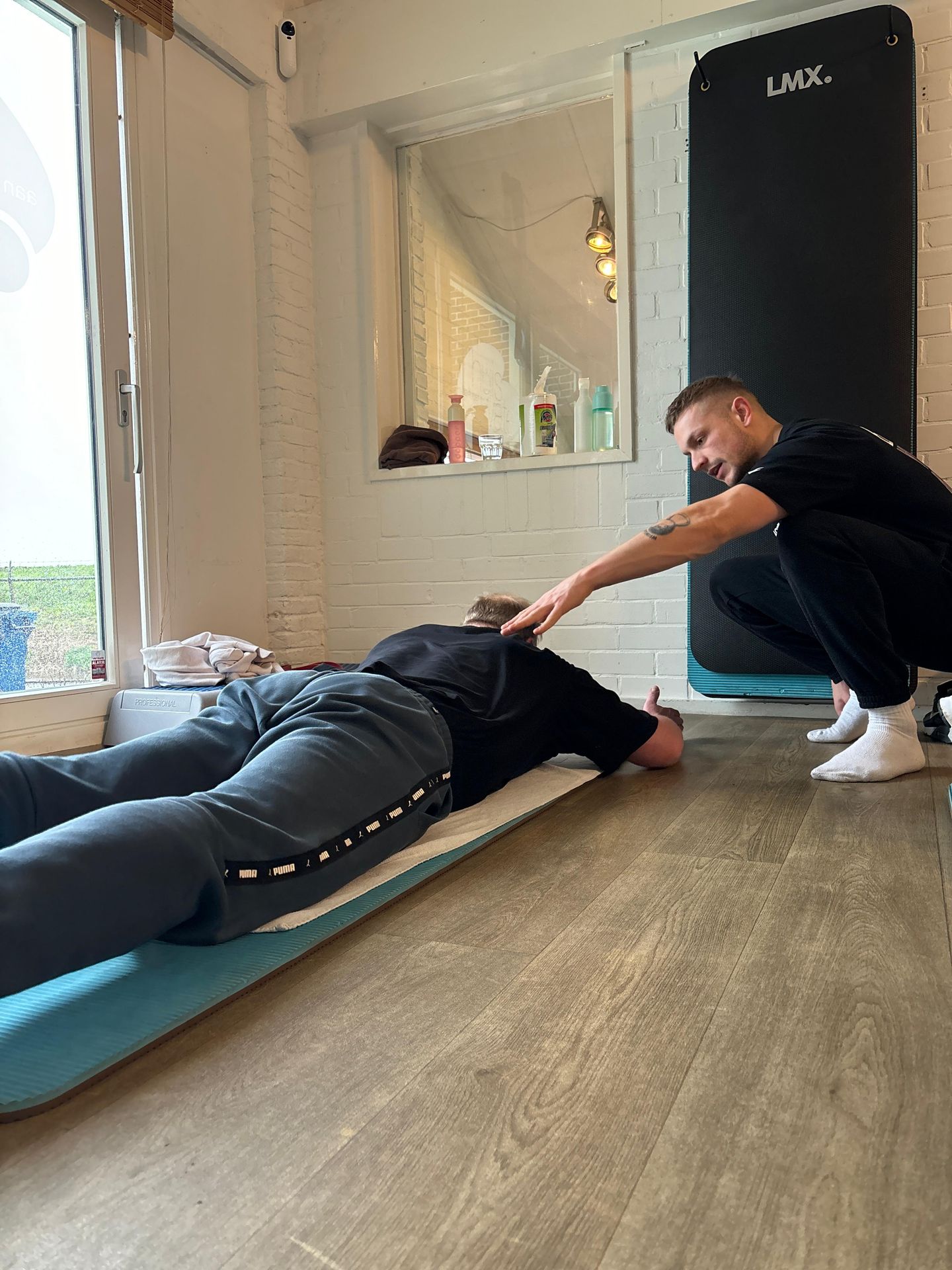 PT Arne coaching a client in the private studio in Amsterdam-West