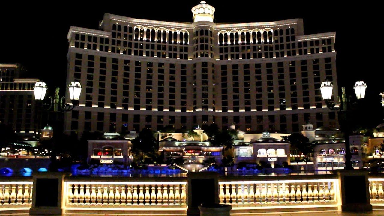 Le Bellagio, illuminé la nuit, avec ses fontaines dansantes et son architecture élégante, se dresse majestueusement à Las Vegas.