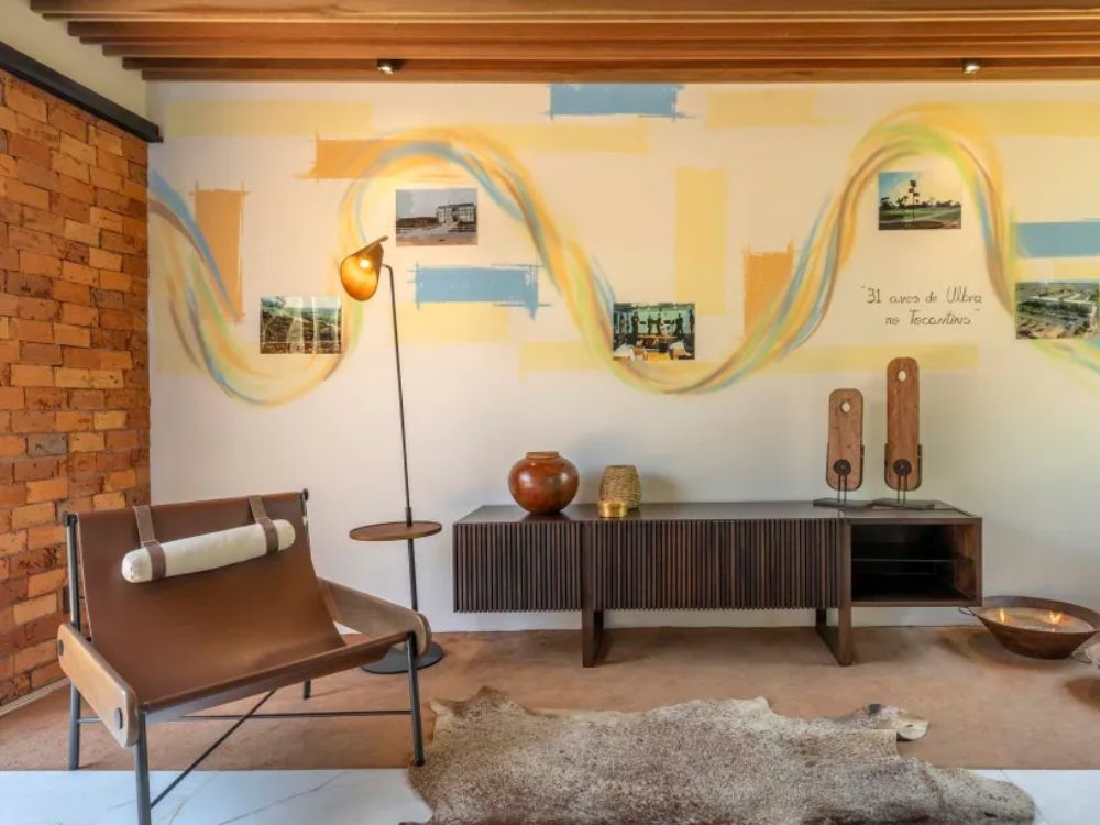 Sala aberta com pintura na parede e fotos