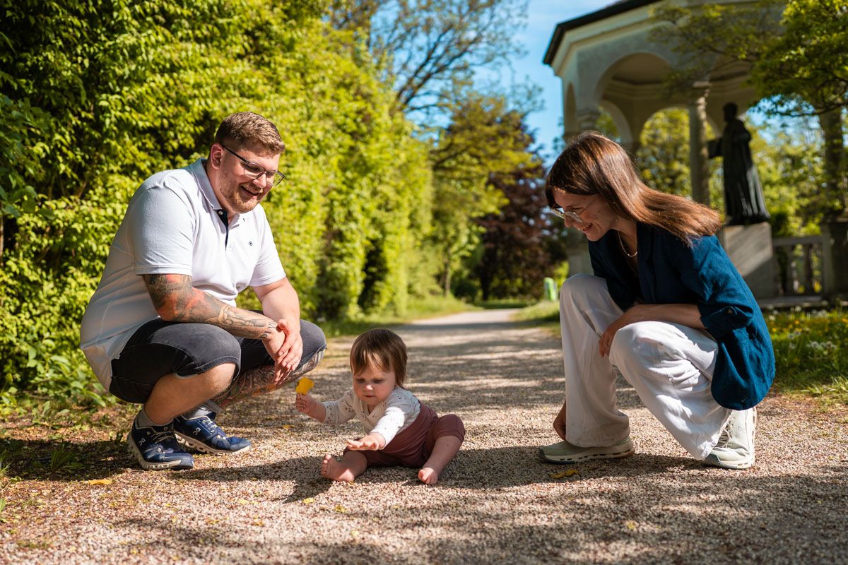 familienshooting linz eltern mit kleinkind im schlossmuseum linz
