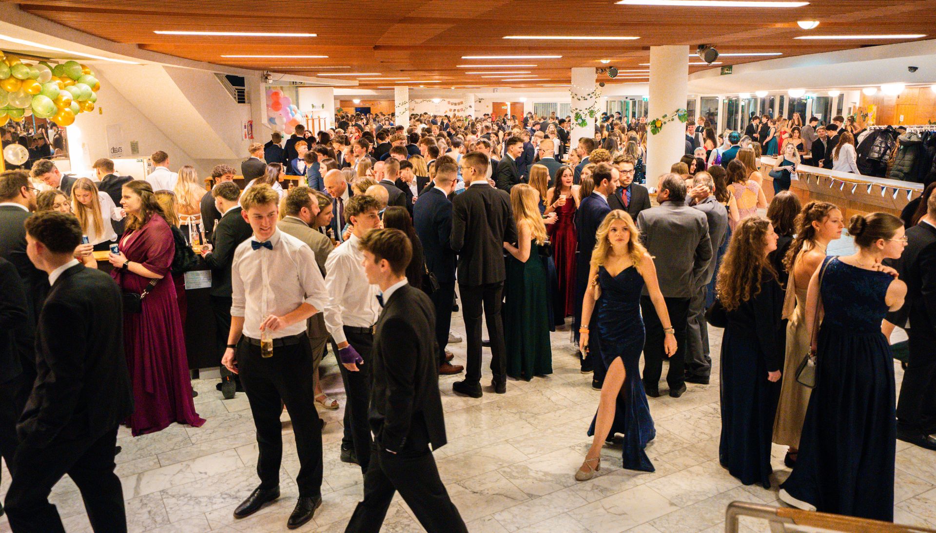 volle ballhalle beim maturaball don bosco schulen vöcklabruck im toscana congress gmunden
