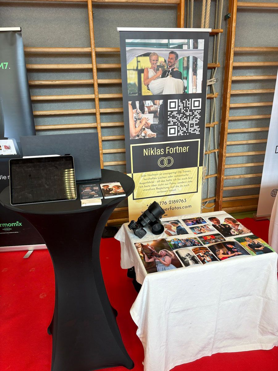 Niklas Fortner mit seinem Stand auf der WeddyPlans Hochzeitsmesse in Sarleinsbach 2025 – Hochzeitsfotograf aus Oberösterreich präsentiert authentische Hochzeitsfotografie. Niklas Fortner mit seinem Stand auf der WeddyPlans Hochzeitsmesse in Sarleinsbach 2025 – Hochzeitsfotograf aus Oberösterreich präsentiert authentische Hochzeitsfotografie.