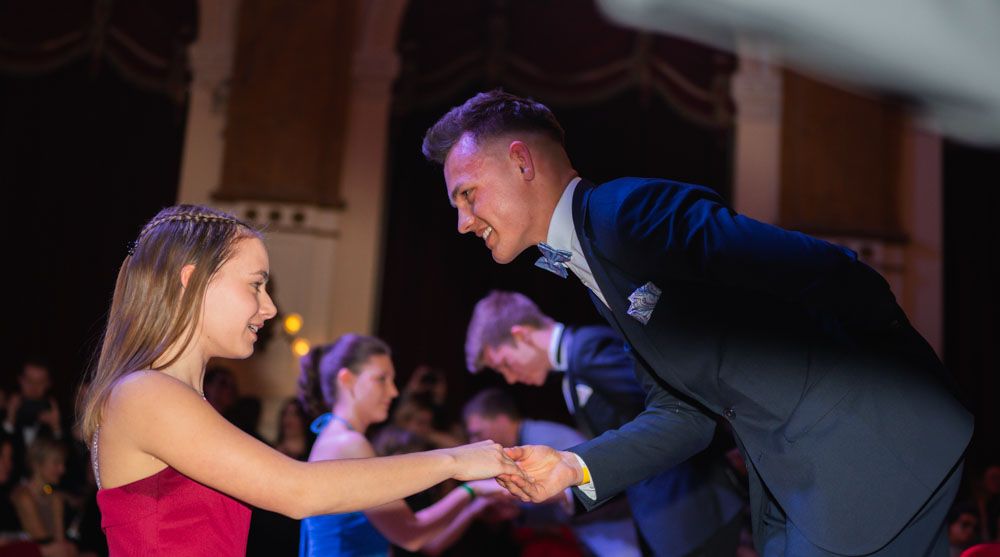 Maturaball im Palais Linz mit Gästen und Tanzfläche fotografiert von einem Ballfotografen in Linz