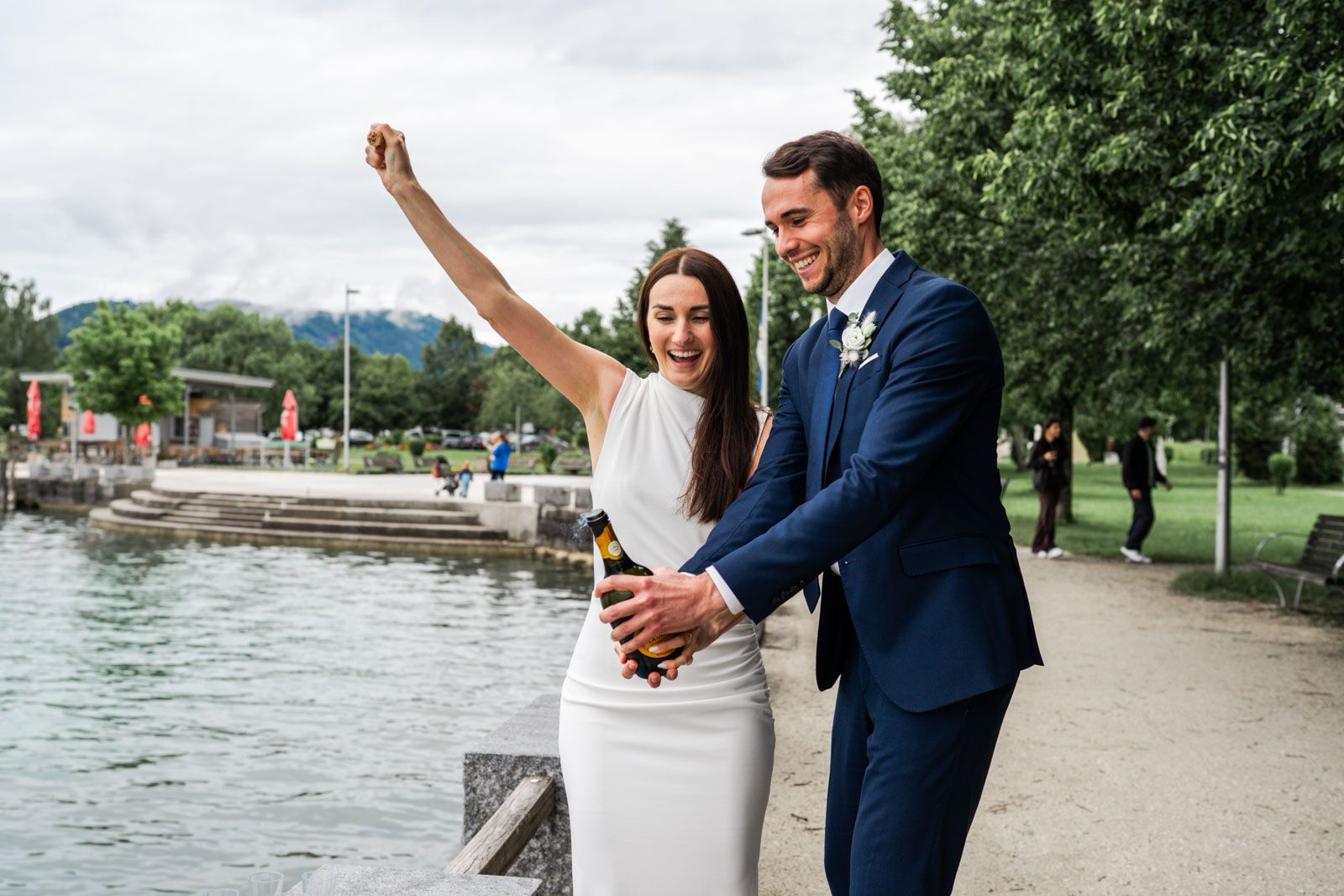 Brautpaar stößt nach der standesamtlichen Hochzeit am Mondsee mit einem Glas Sekt an. Brautpaar stößt nach der standesamtlichen Hochzeit am Mondsee mit einem Glas Sekt an.